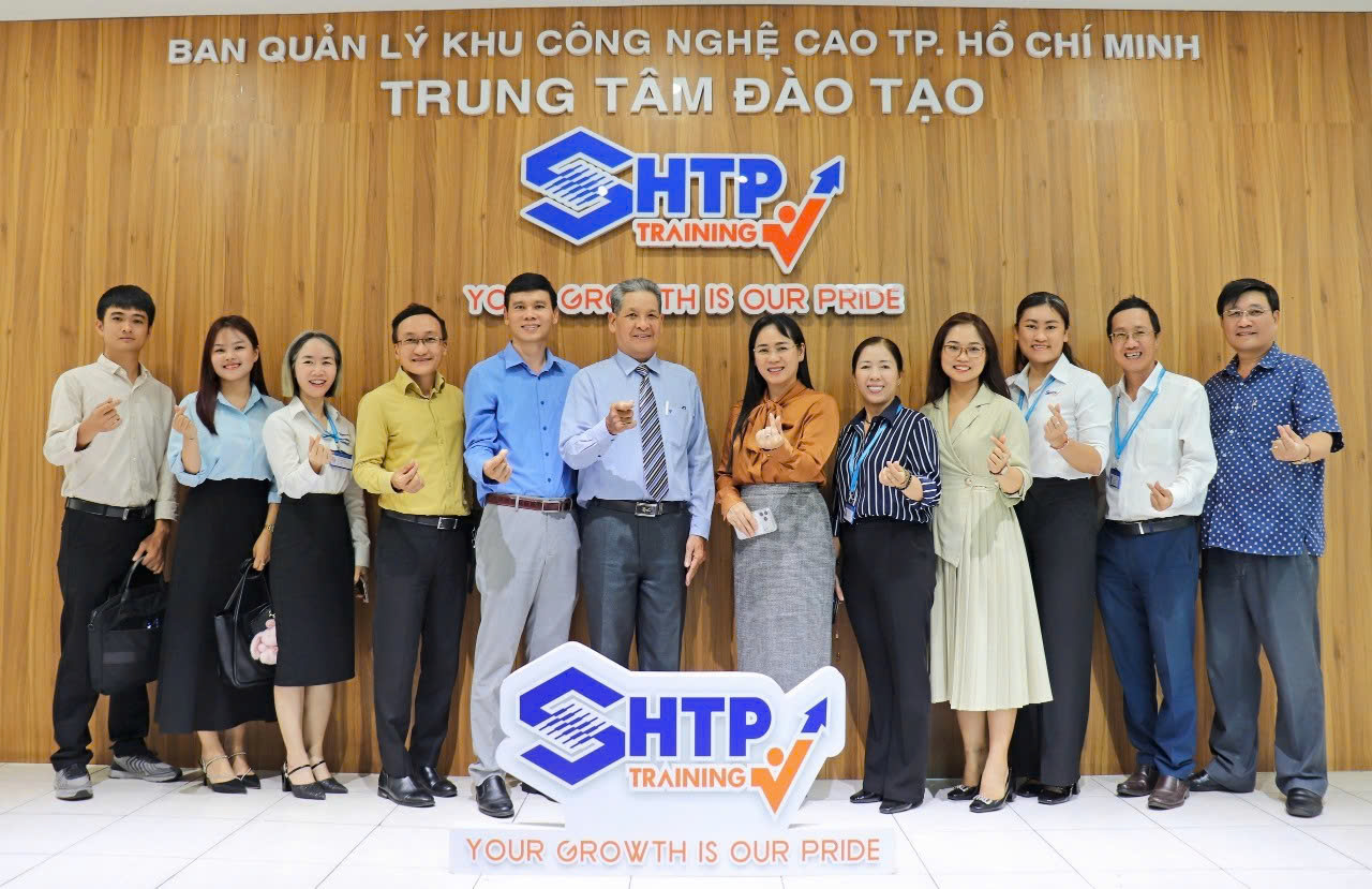 Đại diện Ban quản lý Khu Công nghệ cao TP. Hồ Chí Minh và Trung tâm Đào tạo tại buổi lễ ký kết